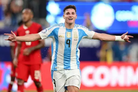 "20 مليون يورو".. موندو ديبورتيفو تكشف مفاجأة بشأن عرض ألفاريز على برشلونة